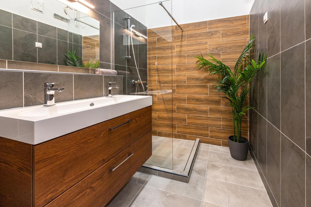 Deluxe Kazincy Apartment In The Heart Of Budapest Exterior photo